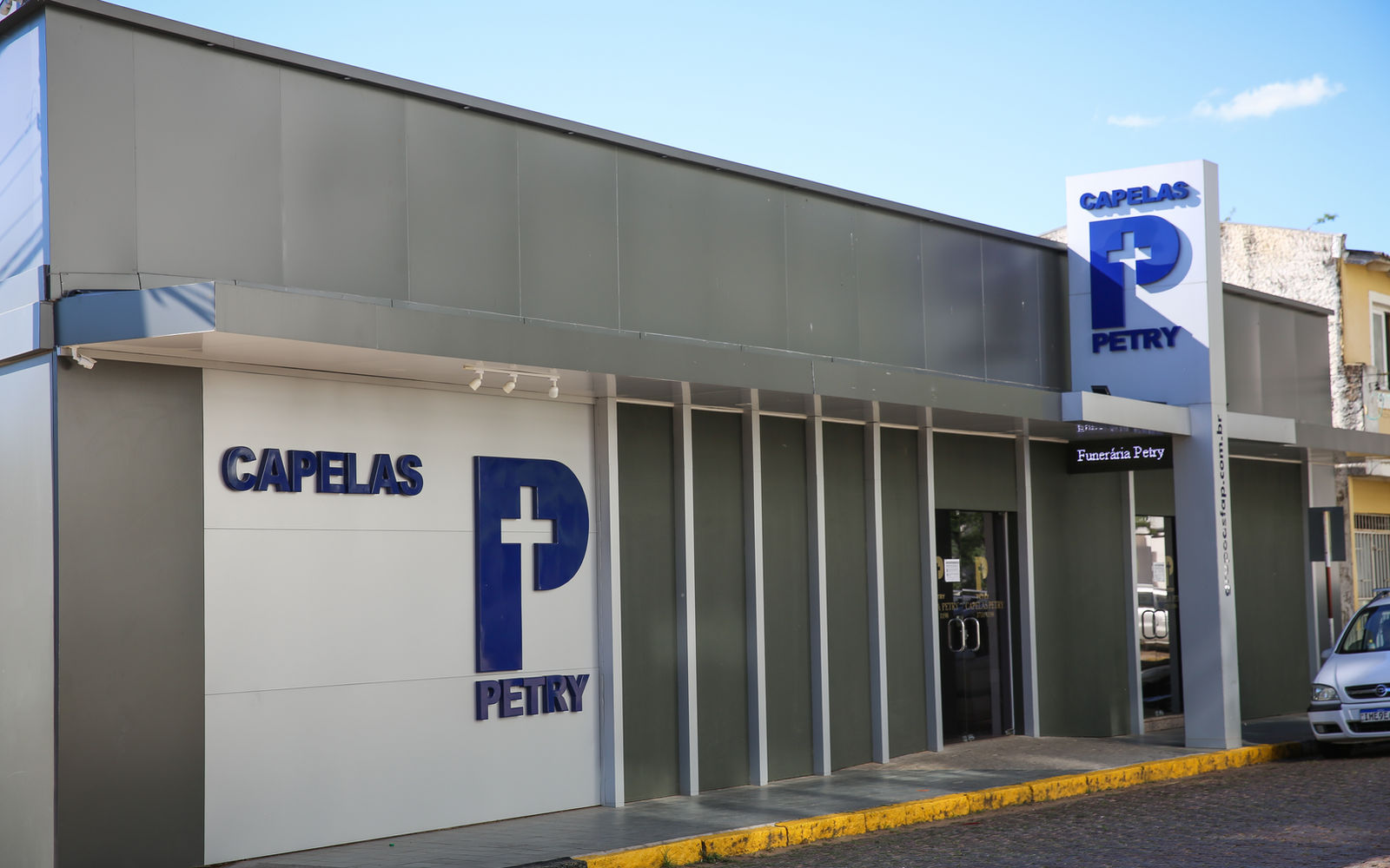 Fachada das Capelas Petry, com as salas de homenagens